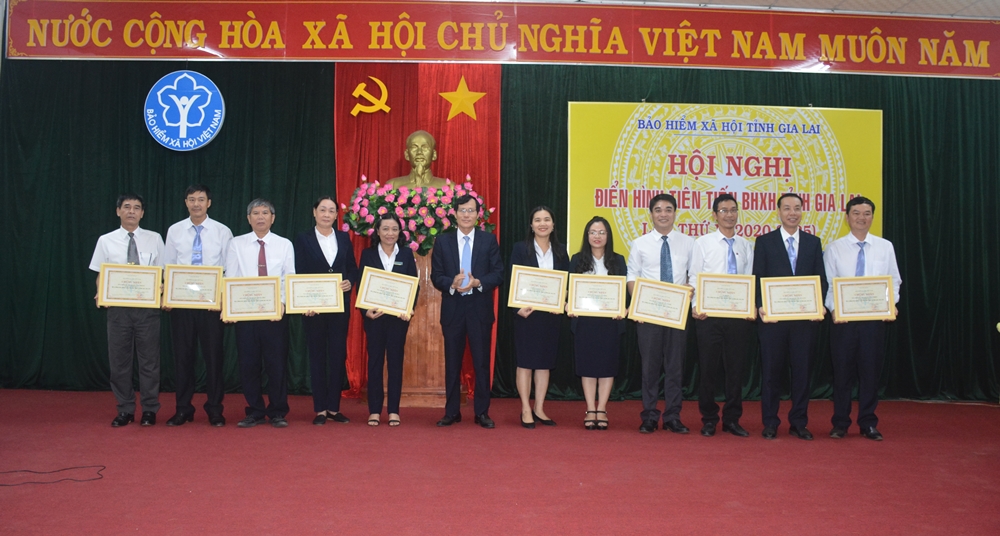Thừa ủy quyền Tổng Giám đốc BHXH Việt Nam, ông Trần Văn Lực- Giám đốc BHXH Gia Lai trao bằng khen cho các cá nhân có thành tích xuất sắc trong phong trào thi đua yêu nước của ngành. Ảnh: Như Nguyện